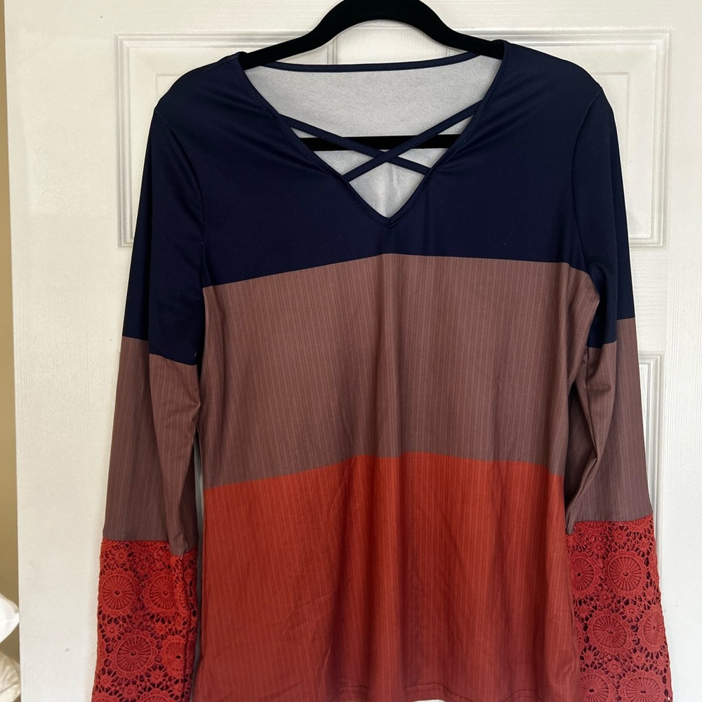Stylish Women's Colorblock Top with Lace Sleeves